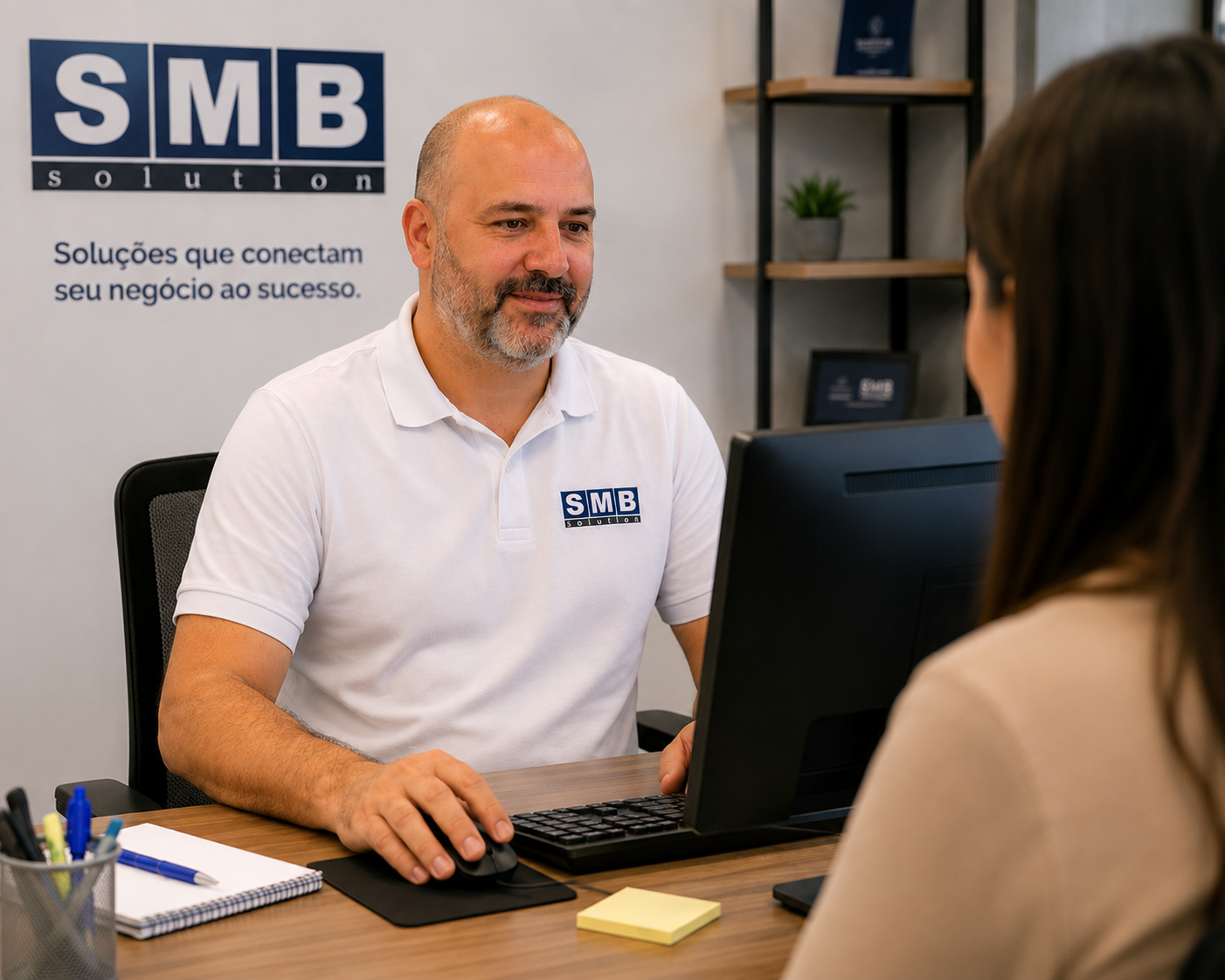 Consultor SMB Solution atendendo cliente